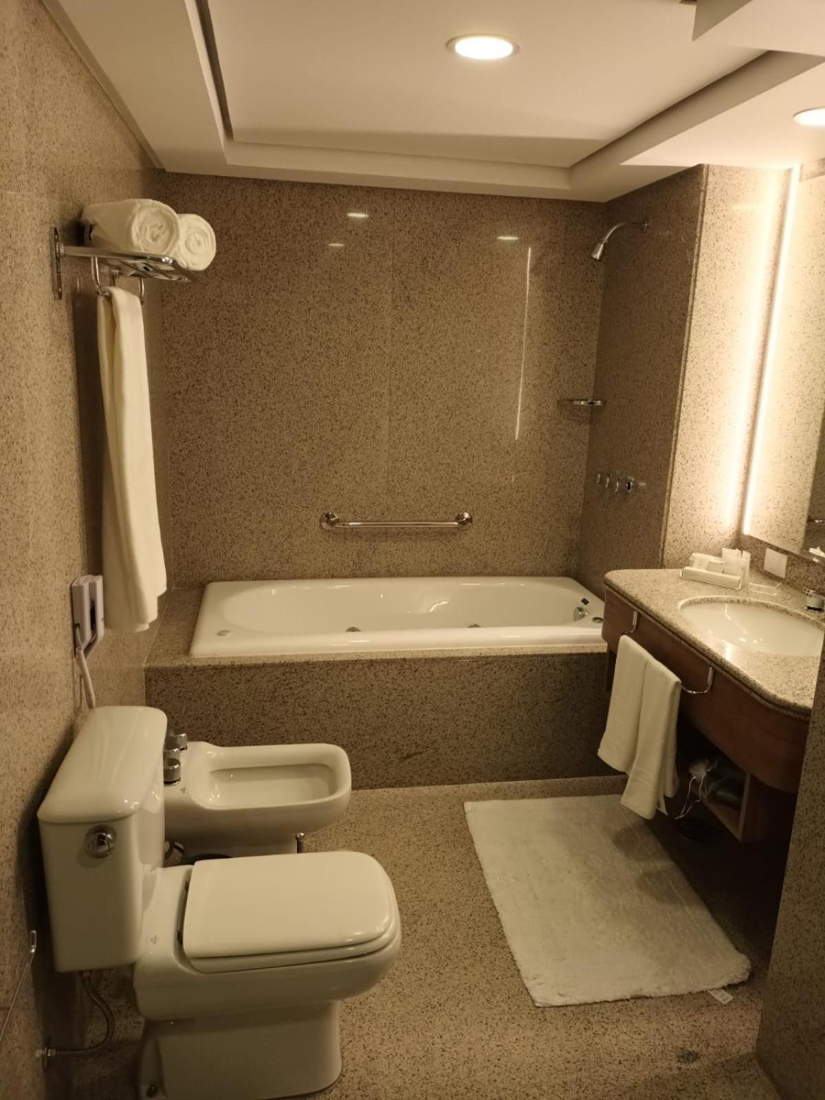 White Plaza Hotel 库里提巴 外观 照片